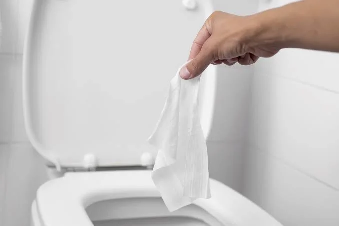 Bahaya Tisu Basah Dibuang ke Toilet: Mitos Flushable yang Bikin Pipa Mampet