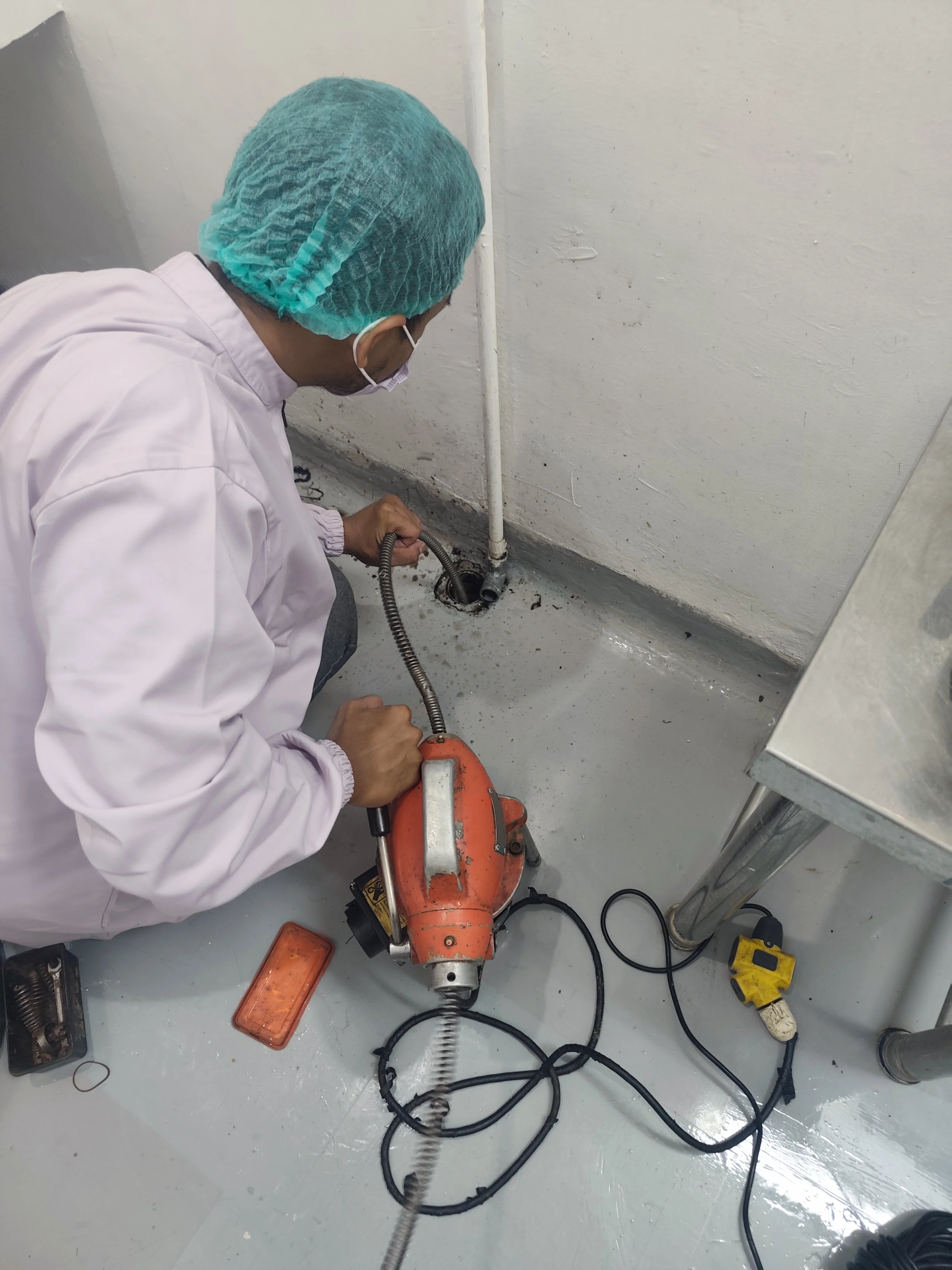 Solusi Saluran Floor Drain Mampet: Perbedaan Mesin Spiral RIDGID dan Hydro Jetting
