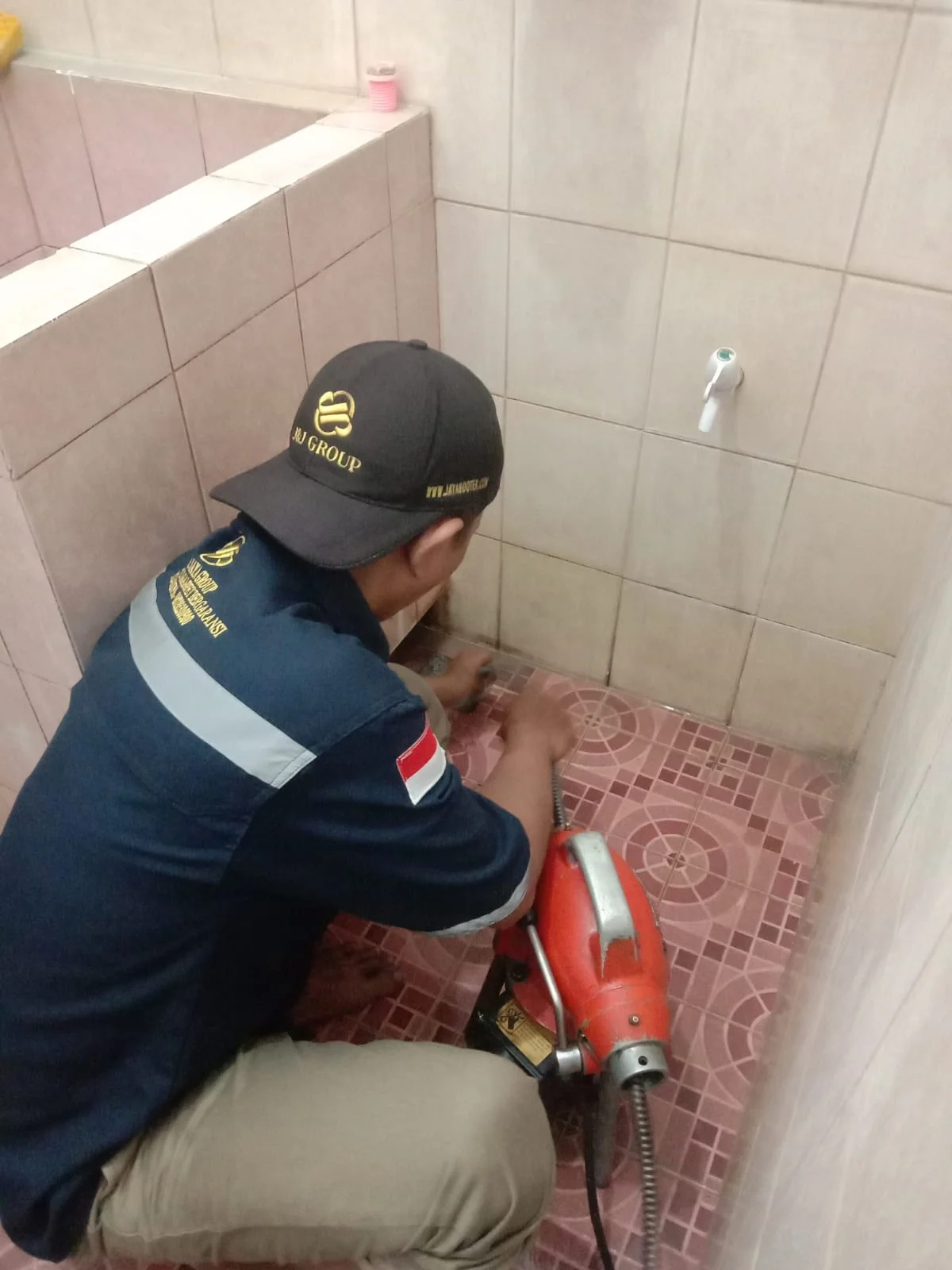 Dokumentasi Pengerjaan Pelancaran Saluran Floor Drain Kamar Mandi Rumah Tinggal di Jabodetabek