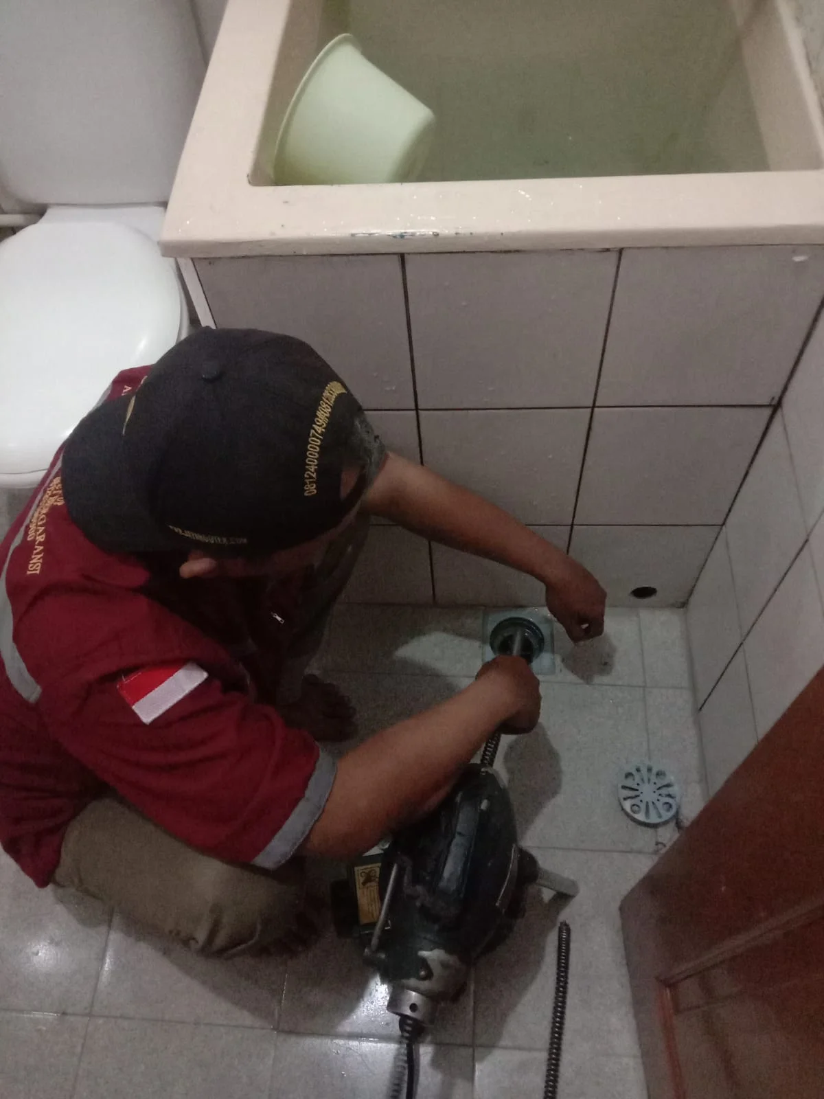 Dokumentasi Pengerjaan Pelancaran Saluran Floor Drain Toilet dengan Mesin Spiral Rooter di Jabodetabek