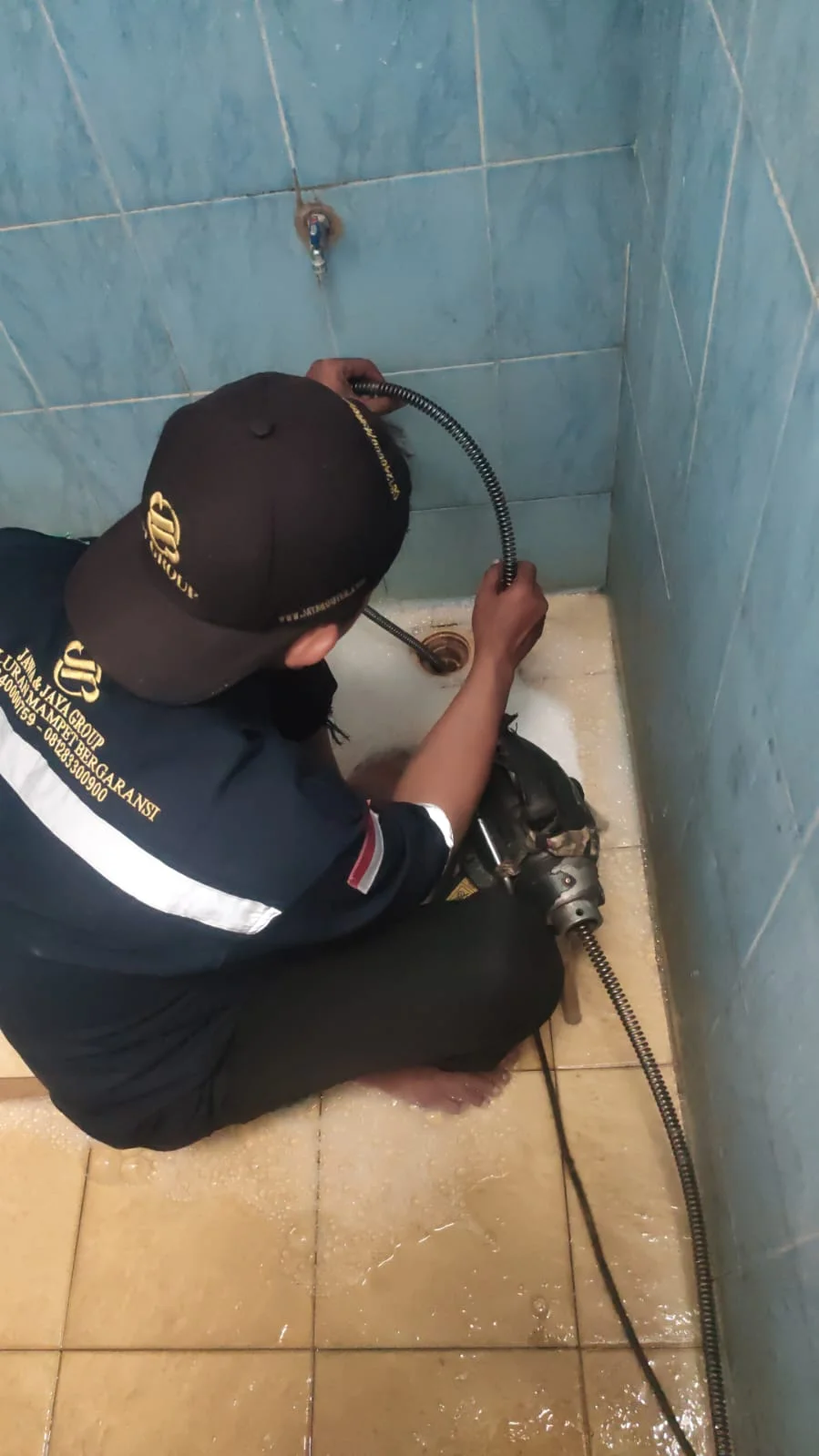 Dokumentasi Pengerjaan Pembersihan dan Pelancaran Saluran Floor Drain Kamar Mandi Menggunakan Drain Cleaner di Jakarta Timur