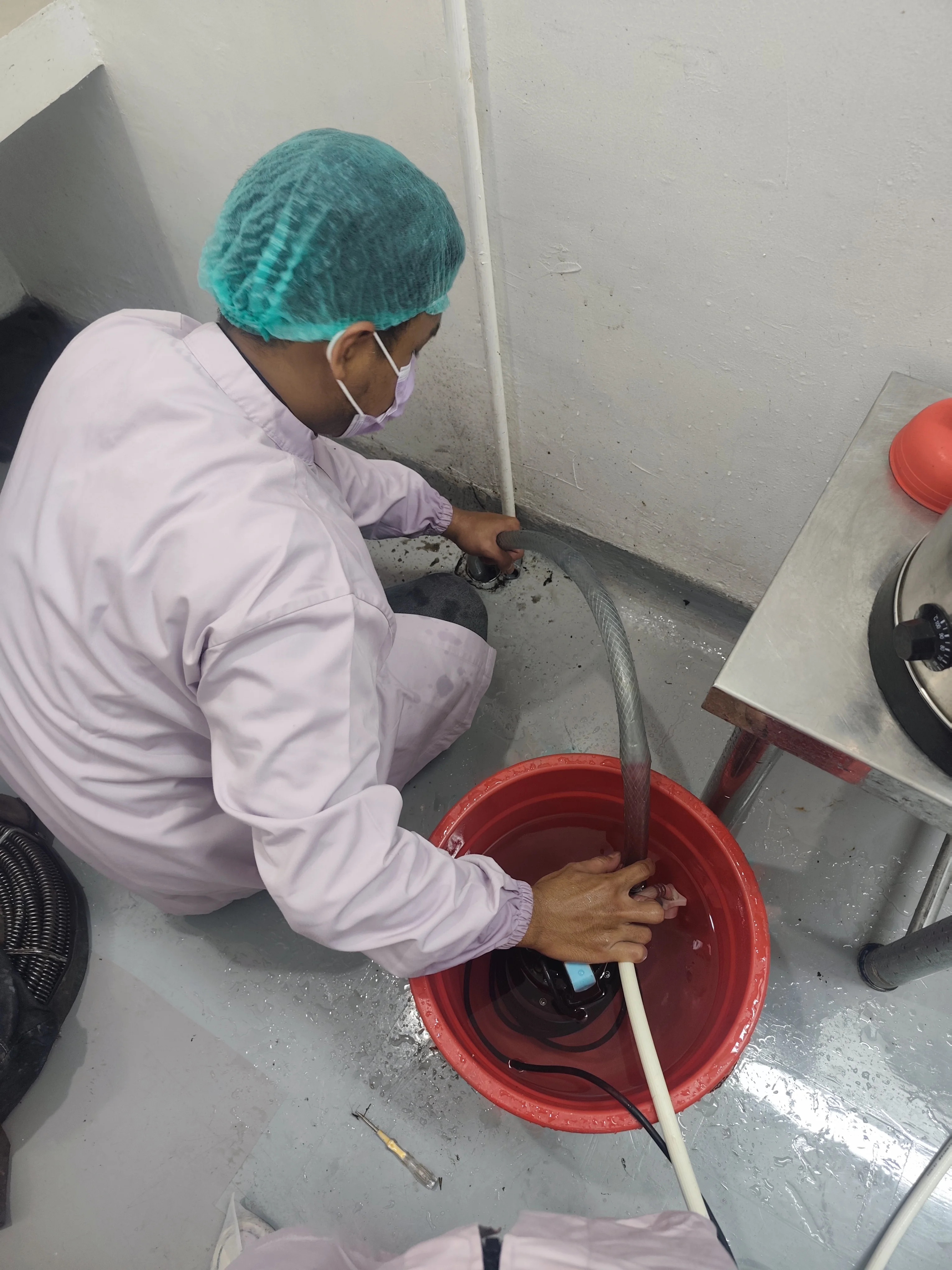 Dokumentasi Pengerjaan Pembersihan Saluran Floor Drain Mesin Hydro Jet di PT JJ Multi Utama Indonesia Pulogadung di Jakarta Timur