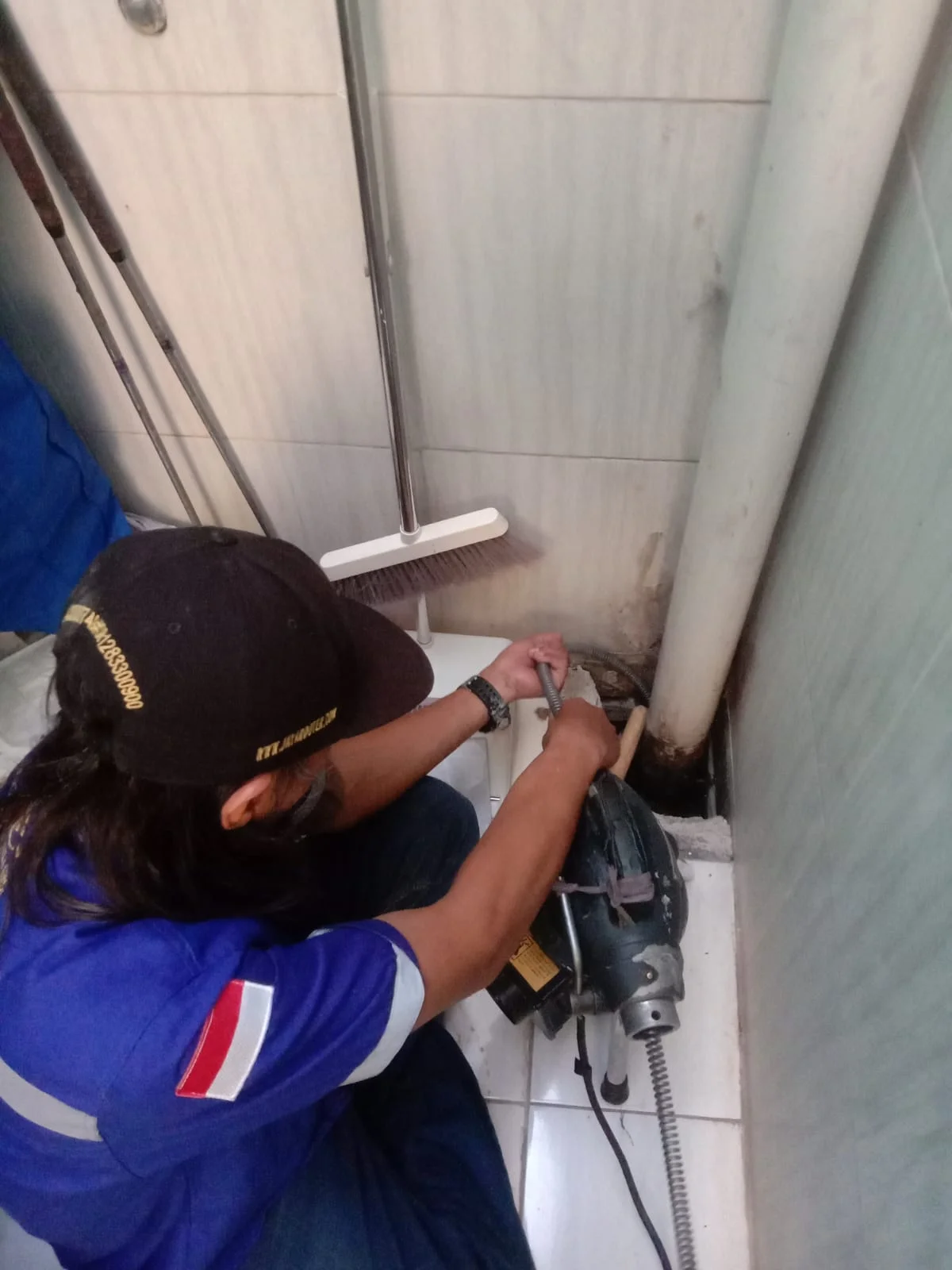 Dokumentasi - Pelancaran Saluran Pembuangan Bak Kontrol Area Indoor